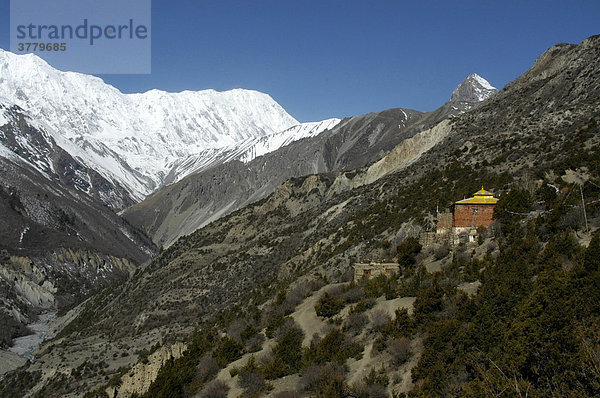Kloster Thare Gompa am Hang vor eisbedecktem Massiv der Grand Barriere bei Khangsar Annapurna Region Nepal