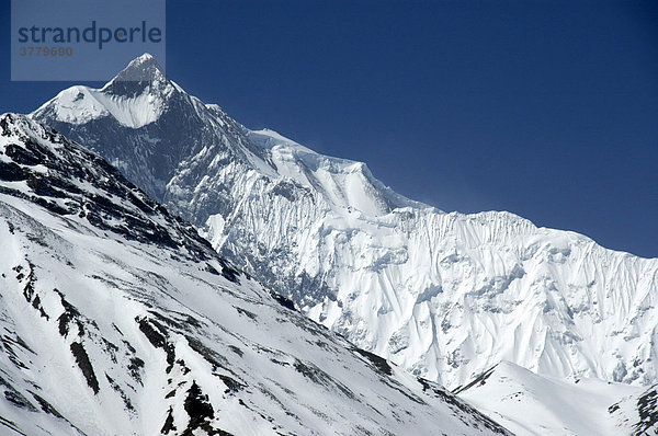 Eisbedeckter Gebirgszug Grand Barriere mit Gipfel Khangsar Kang Annapurna Region Nepal