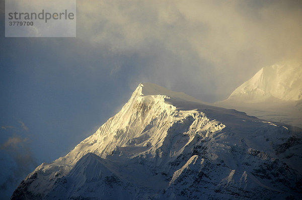 Eisbedeckte Bergspitze im Morgennebel bei Manang Annapurna Region Nepal