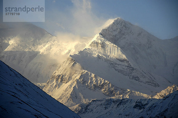 Malerische Hochgebirgslandschaft im dunstigen Morgenlicht Gangapurna Annapurna Region Nepal