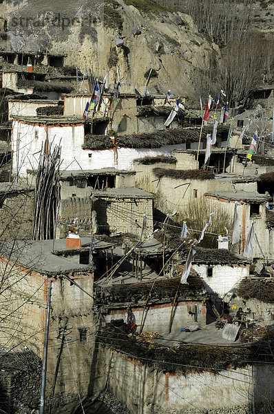 Übereinander geschachtelte weiß getünchte Häuser aus Stein Dzong Mustang Annapurna Region Nepal