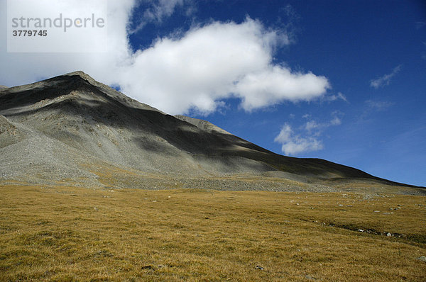 Wolken über Berg mit Steppe Kharkhiraa Mongolischer Altai bei Ulaangom Uvs Aimag Mongolei