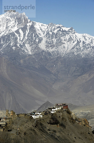 Dorf Jharkot kauert unter schneebedeckten hohen Bergen Mustang Annapurna Region Nepal