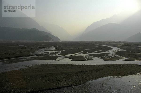 Tal des Kali Gandaki im Morgendunst bei Larjung Annapurna Region Nepal