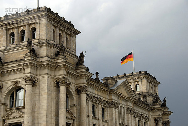 Deutschlandfahne weht über dem Gebäude des Reichstag Berlin  Deutschland