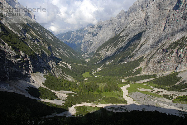 Blick ins Reintal mit Gebirgsbach Partnach Wettersteingebirge Bayern Deutschland