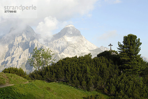 Aussichtspunkt mit Wegkreuz und Blick auf Berge Hoher Gaif (2288 m) und Alpspitze (2628 m) Wettersteingebirge Bayern Deutschland