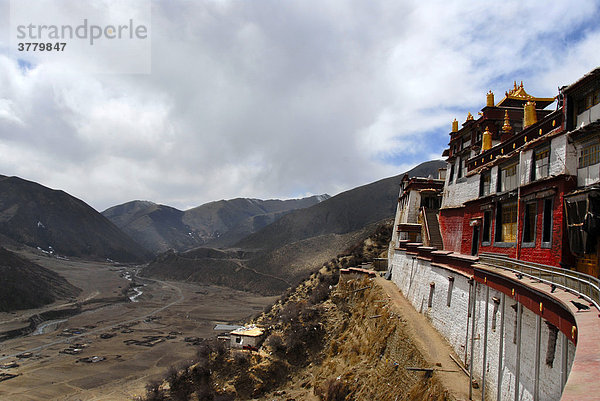 Tibetischer Buddhismus Kloser Drigung Til thront über dem Tal Tibet China