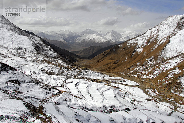 Dorf auf schneebedecktem Hang mit Terrassen und Berge Yerpa Tibet China
