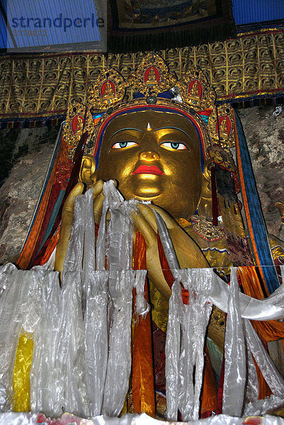 Tibetischer Buddhismus große Figur von Buddha Maitreya im Tempel Drak Yerpa Tibet China