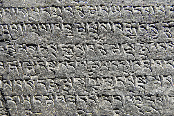 Mantra in Stein gemeißelt in tibetischer Schrift Kyi Chu Tal Tibet China