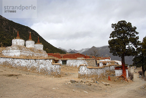 Tibetischer Buddhismus weiße Stupas Kloster Reting Tibet China