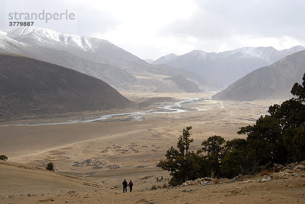 Weites Flußtal Wald und schneebedeckte Berge am Kloster Reting Tibet China