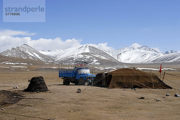 Nomadenzelt mit altem LKW unterhalb vom schneebedeckten Nyenchen Tanglha Gebirge Tashi Dor Tibet China