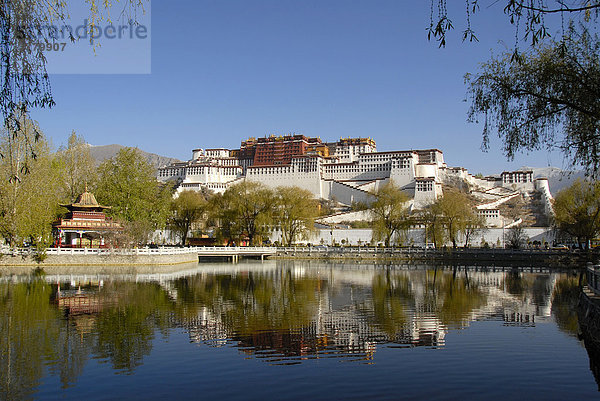 Potala Winterpalast des Dalai Lama spiegelt sich im See Lhasa Tibet China
