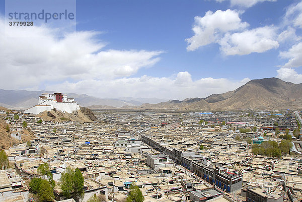 Blick auf die Altstadt mit restauriertem Palast Dzong Shigatse Tibet China