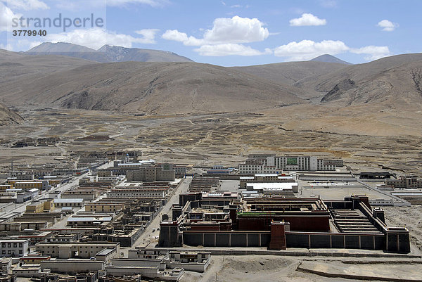 Tibetischer Buddhismus Blick über den Ort moderne Grbäude und Kloster Sakya Tibet China