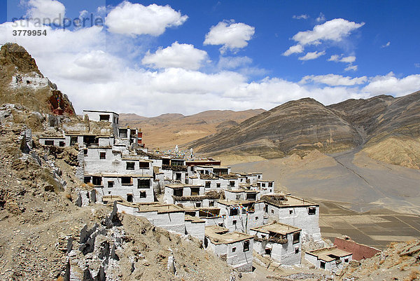 Berg und Kloster Shegar mit weiß getünchten Mauern am Hang Tibet China