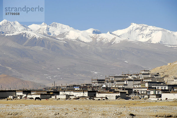 Dorf unter eisbedeckten Bergen Tingri Tibet China