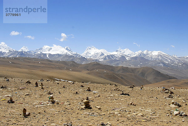 Karger weite Hochebene mit Steinmännchen eisbedeckten Gipfeln Lapchi Gang (7282 m) Thong La Pass (5153 m) Tibet China