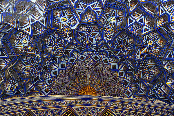 Feine Verzierung einer kuppelförmigen Decke mit Stalaktiten im Gur-Emir-Mausoleum Samarkand Usbekistan
