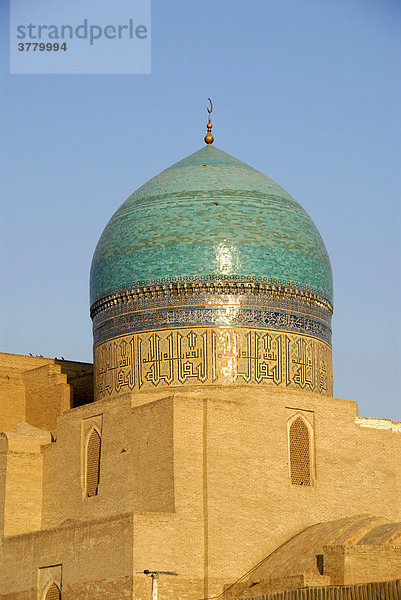 Mit blauen glasierten Kacheln verzierte Kuppel der Moschee Kalon Buchara Usbekistan