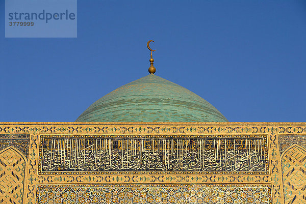 Arabische Schrift mit blauer Kuppel und Sichel des Halbmond Moschee Kalon Buchara Usbekistan