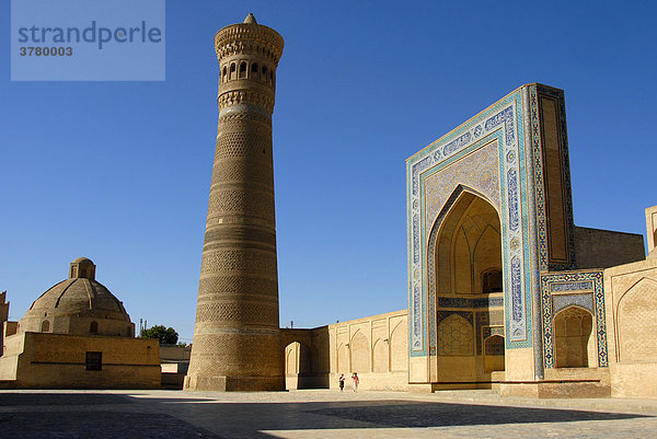 Minaret Kalon mit dekoriertem Iwan der Moschee Kalon Buchara Usbekistan