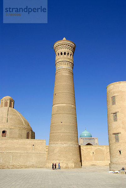 Hoher Turm aus Backstein Minarett Kalon vor Moschee Kalon Buchara Usbekistan