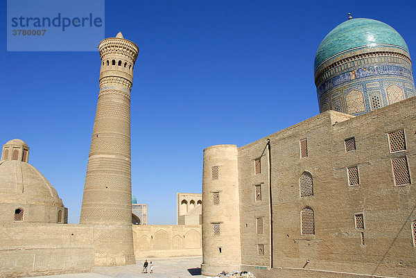 Hoher Turm aus Backstein Minarett Kalon mit blau dekorierter Kuppel der Miri-Arab-Medrese Buchara Usbekistan