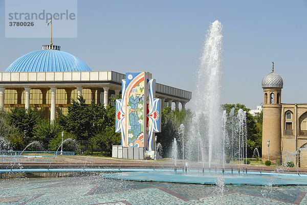 Neues Parlament und alte Medrese Abdul Xasim in Taschkent Usbekistan