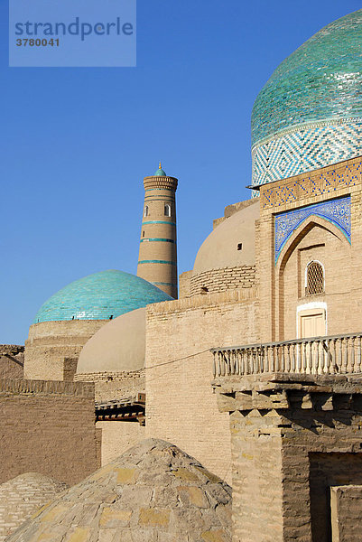 Blaue Kuppeln des Pahlavon-Maxmud-Mausoleum Altstadt Xiva Usbekistan