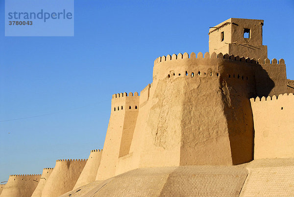 Hohe Mauer mit Zinnen bewehrt Ko'xna Ark Festung Altstadt Xiva Usbekistan