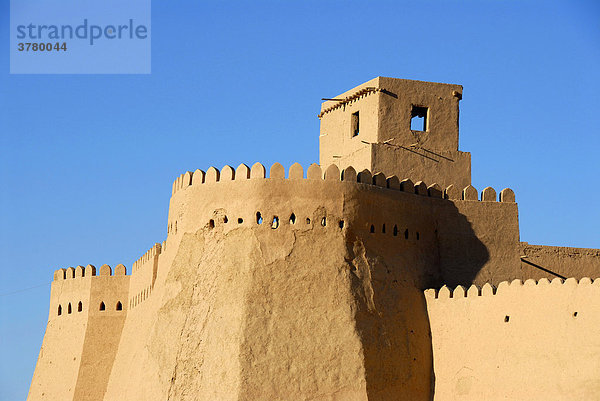 Hohe Mauer mit Zinnen bewehrt Ko'xna Ark Festung Altstadt Xiva Usbekistan