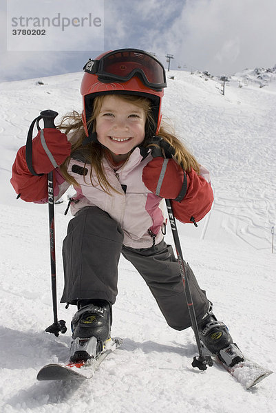 Mädchen mit Helm beim Skifahren