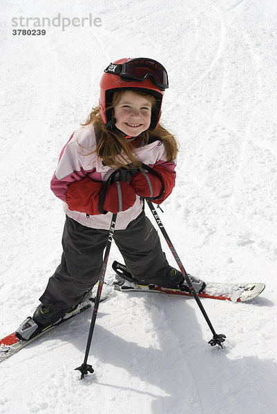 Mädchen mit Helm beim Skifahren