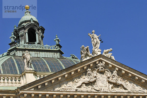 Justizia mit Unschuld und Laster auf dem Justizpalast  Südfassade und Kuppel  München  Bayern  Deutschland