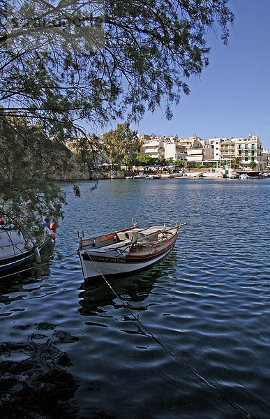 Fischerboot  Anker  Hafen  ruhiger See  Agios Nikolaos  Kreta  Griechenland