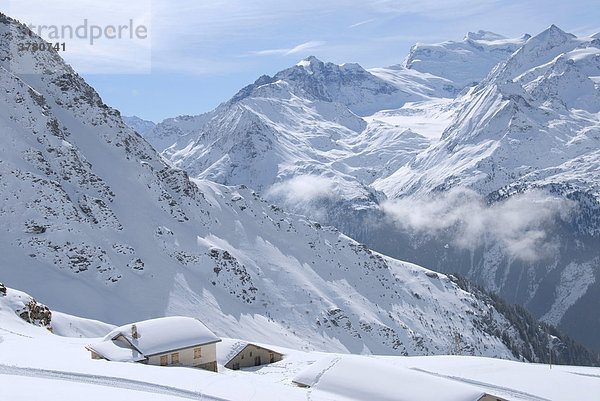Verschneite Berghütte im Winter  Veysonnaz  4 Valleez  Wallis  Schweiz