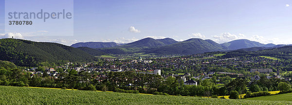 Blick auf die Stadt Berndorf vom Kremesberg aus  Niederösterreich  Österreich