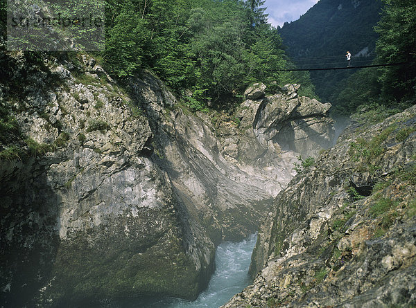 Hängebrücke und Soca Fluß nach einem Gewitterregen  Koritnice  Triglav Nationalpark  Slowenien