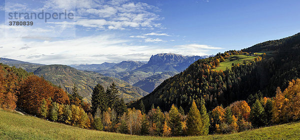 Blick vom Aussichtsturm auf das Eisacktal und den Schlern  Bauernkohlern  Südtirol  Italien