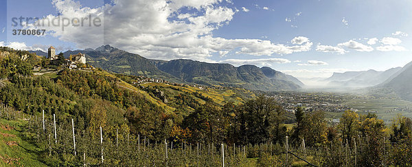 Von links Burg Tirol dann Dorf Tirol darunter die Brunnenburg und das Meraner Becken mit der Stadt Meran  oberhalb von Meran  Südtirol  Italien