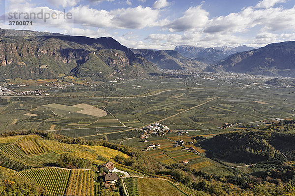 Blick von der Burg Hocheppan auf das Bozener Becken  Südtirol  Italien