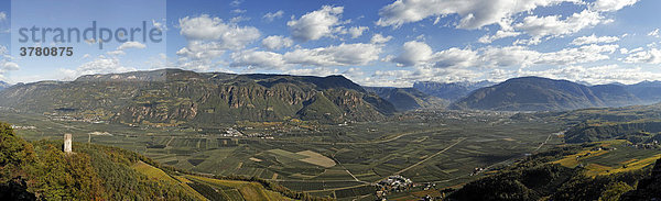 Blick von der Burg Hocheppan auf das Bozener Becken  Südtirol  Italien