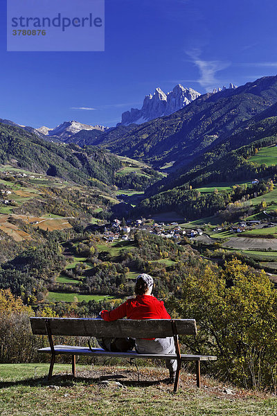 Blick von dem Bauernhof Moar zu Viersch zur Geislergruppe  Klausen  Südtirol  Italien