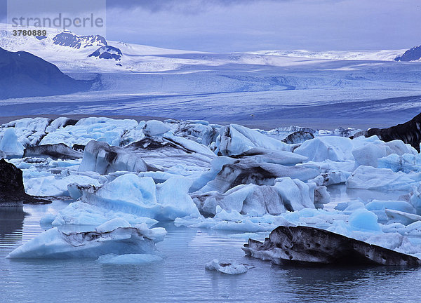 Eisberge am Gletschersee Jökulsarlon und Teil des Vatnajökull Gletschers im Hintergrund  Island