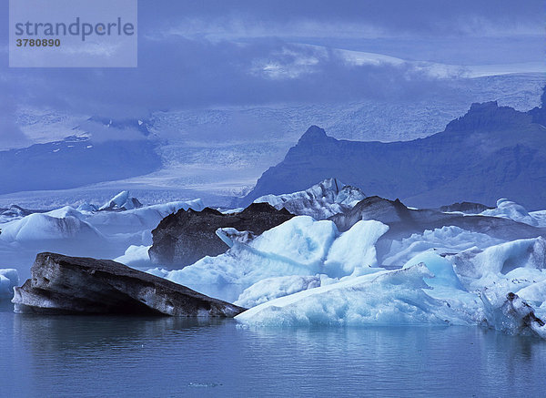 Eisberge am Gletschersee Jökulsarlon und Teil des Vatnajökull Gletschers im Hintergrund  Island