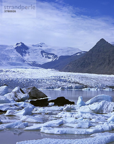 Eisberge schwimmen im Gletschersee Breitharlon dahinter ragt der Gletscher Vatnajökull auf  Island