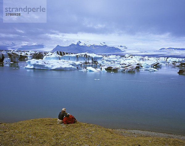 Ein Pärchen genießt die Aussicht auf den Gletschersee Breitharlon und den Vatnajökull Gletscher  Island